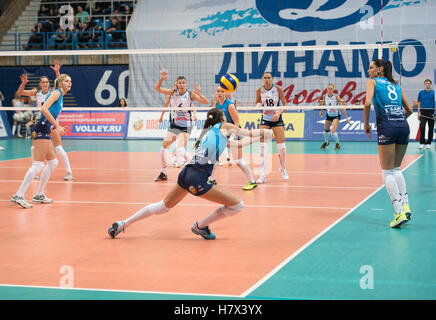 Moskau - 2. November 2016: Y. Schtscherban (6) erhalten Sie einen Ball auf Spiel Dynamo MSK Vs Dynamo KZN auf russischen nationalen freilegtes-Volleyball-Turnier am 2. November in Moskau, Russland, 2016 Stockfoto