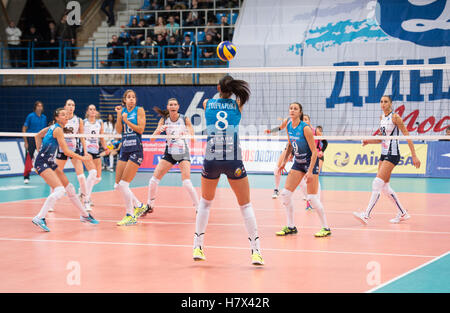 Moskau - 2. November 2016: N. Gontscharowa (8) Angriff auf Spiel Dynamo MSK Vs Dynamo KZN auf russischen nationalen freilegtes Volleyballturnier am 2. November in Moskau, Russland, 2016 Stockfoto