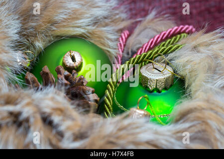 Weihnachts-Dekoration mit Fell-Hintergrund Stockfoto