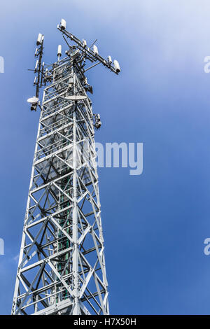 Telekommunikation-Antenne für Radio, Fernsehen und Telefonie gegen klarer Himmel Stockfoto