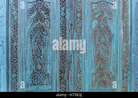Antiken Schmuck. Antike auf die blauen Türen aus Holz schnitzen. Stockfoto