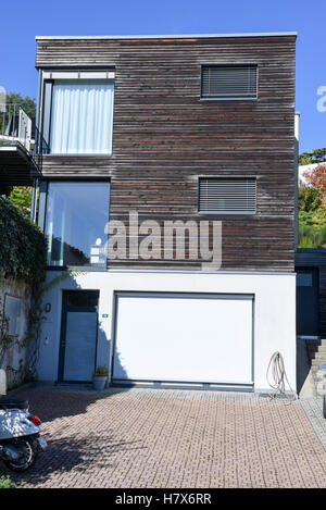 Schönes modernes Haus in Beton und Holz Stockfoto