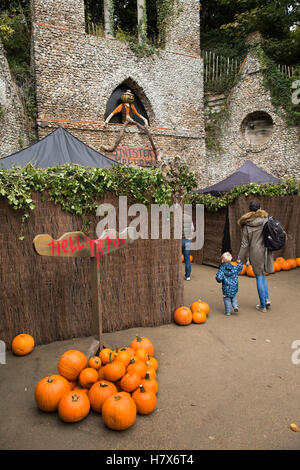 Großbritannien, England, Buckinghamshire, Kirche Lane, West Wycombe, Hölle Feuer Höhlen, an Halloween, Kürbisse am Eingang Stockfoto