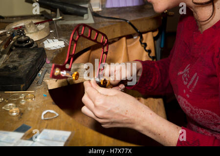 Großbritannien, England, Buckinghamshire, West Wycombe, High Street, Hände des Handwerkers Silberschmied Justine Holliday machen Schmuck Stockfoto