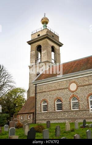 Großbritannien, England, Buckinghamshire, West Wycombe Hill, St. Lawrence Kirche Turm mit goldenen Ball auf Turm Stockfoto