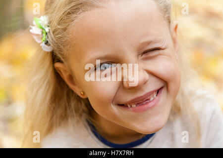 Kleines Mädchen. Das kleine blauäugige Mädchen mit langen blonden Haaren macht keine Gesichter in die Kamera. Stockfoto