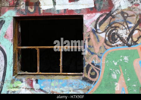 GREIFSWALD, Deutschland - 29. Februar 2016: Verlassenes Gebäude mit Graffiti. Stockfoto
