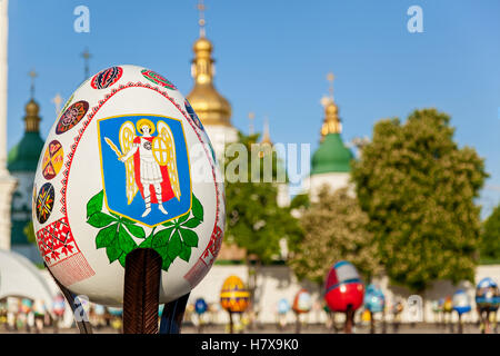 Kiew, Ukraine, Sophia Platz, 2 Mai 2016. Emblem auf das Osterei. Makroaufnahme der Ostern Ei mit nationalen Emble Malerei Stockfoto