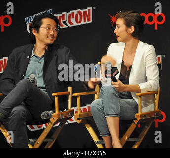 New York, NY. 8. Oktober 2016.  Steven Yeun und Lauren Cohan auf NYCC Walking Dead Panel. © Veronica Bruno/Alamy Stockfoto