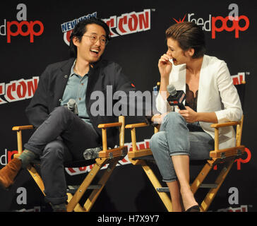 New York, NY. 8. Oktober 2016.  Steven Yeun und Lauren Cohan auf NYCC Walking Dead Panel. © Veronica Bruno/Alamy Stockfoto