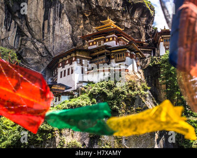 Taktshang Goemba. Tiger nest Kloster. zeigen Sie mit Gebetsfahnen Bhutan an Stockfoto