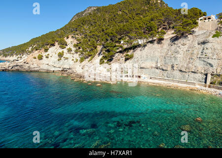 Azure-Bucht. Azure Bucht mit kristallklarem Wasser durch die gesehen werden kann der felsige Boden oben auf dem Berg bedeckt mit Pin Stockfoto