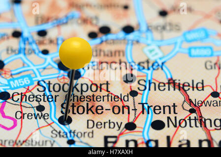 Stoke-on-Trent angeheftet auf einer Karte von UK Stockfoto