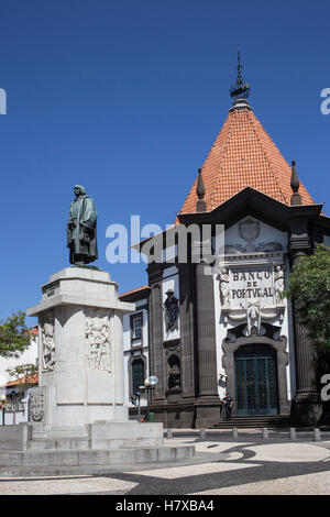 Bank von Portugal, Funchal, neben der Statue von João Gonçalves Zarco Stockfoto