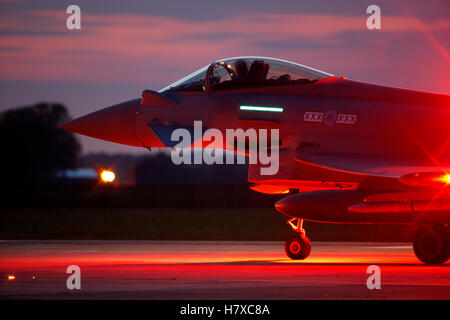 Royal Air Force Eurofighter Typhoon Luftfahrzeuge, die in der Nacht an RAF Coningsby in Lincolnshire Stockfoto