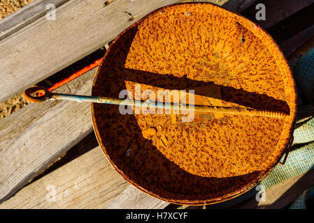 Zusammenfassung von Rost auf Farbeimer von oben gesehen. Stockfoto