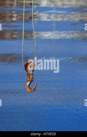 Rostige Kran Haken mit blauen Meer im Hintergrund. Stockfoto