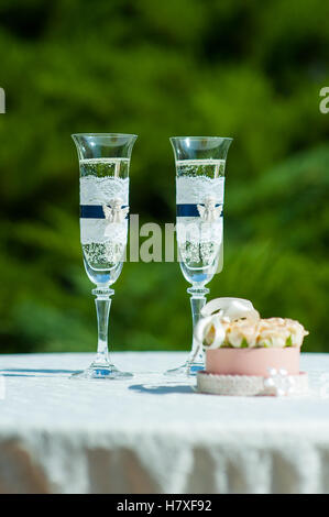 Ballotin Trauringe neben die Gläser Champagner Stockfoto