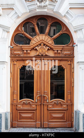 alte hölzerne Eingangstür der traditionellen europäischen Stadthaus Stockfoto