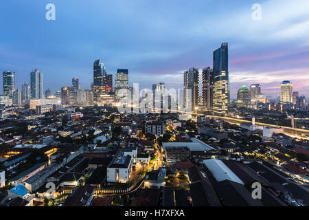 Eine Luftaufnahme von einem atemberaubenden Sonnenuntergang über den modernen Gebäuden des Geschäftsviertels Kuningan in Jakarta, Indonesien Hauptstadt ci Stockfoto