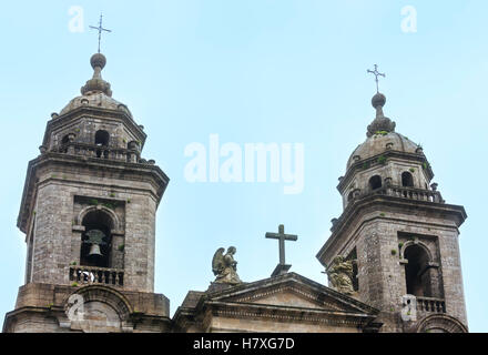 Zwei Glockentürme der San Francisco Kirche (13. Jh.) in Santiago De Compostela, Spanien. Stockfoto