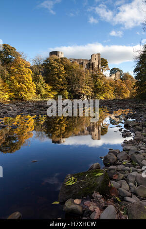 Die mittelalterlichen Ruinen von Barnard Castle spiegelt sich in den Fluss Tees im Herbst, Barnard Castle, Teesdale, County Durham, Großbritannien Stockfoto