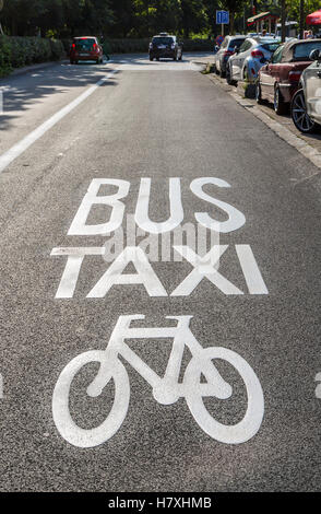 Brüssel, Belgien, Weg mit dem Taxi Lane, Busspur und Radweg, Stockfoto