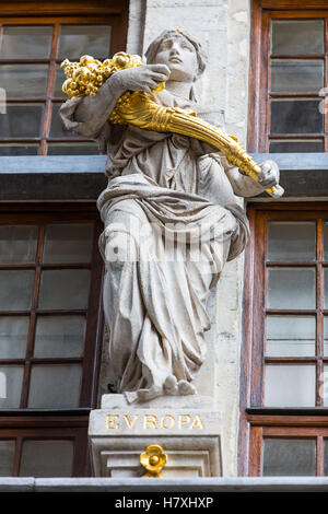 Fassaden der historischen Häuser am Marktplatz, Oude Markt, Grand Place, in der alten Stadt von Brüssel, Belgien, Europa Skulptur Stockfoto