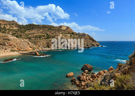 Sommer Felsenküste Ansicht mit Strand (in der Nähe von Cartagena, Costa Blanca, Spanien). Alle Menschen sind nicht erkannt. Stockfoto