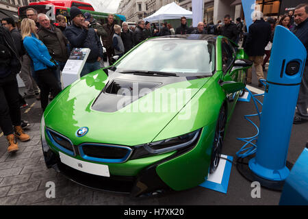 BMW i8 Plug-in Hybrid-Sportwagen auf dem Display in das Autofahren Umweltzone, die 2016 Regents Street Motor Show Stockfoto