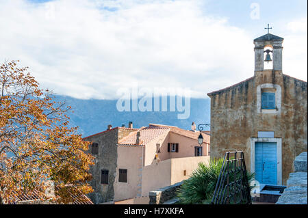 Die Chapelle Sainte-Anne et des Bergers in das Dorf Saint'Antonino (Haute-Corse), Frankreich Stockfoto