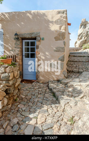 Malerisches Landhaus gebaut aus Granit im Dorf Sant'Antonino, Balagne, Korsika, Frankreich Stockfoto