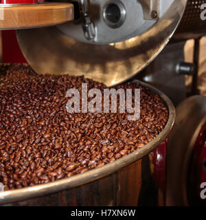 Kaffeebohnen in Braten Maschine verarbeitet Stockfoto