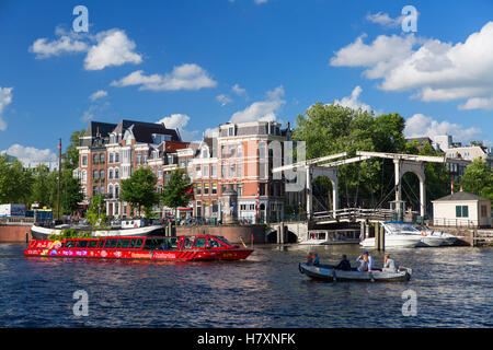 Boote am Fluss Amstel, Amsterdam, Niederlande Stockfoto