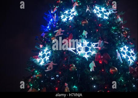 Geschmückter Weihnachtsbaum mit Schneeflocken und Spielzeug Stockfoto