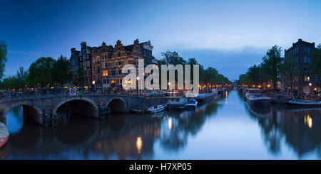 Prinsengracht und Brouwersgracht Kanäle in der Abenddämmerung, Amsterdam, Niederlande Stockfoto