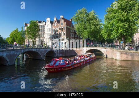 Touristischen Kreuzfahrtschiff am Prinsengracht Kanal, Amsterdam, Niederlande Stockfoto