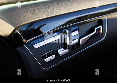 Innenraum (Designo) von Mercedes-Benz S-Klasse S350 lang (W221) Gebrauchtwagen stehen auf einer Straße in Mytishchi Bezirk in der Moskauer Oblast, Stockfoto