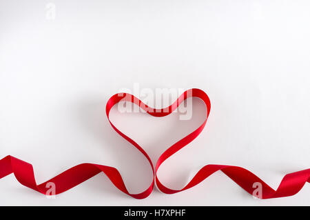 Valentine Herzen. Rotes Satinband. Isoliert auf weiss. Bordürenmuster. Stockfoto