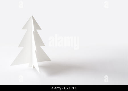 Weihnachtsbaum isoliert auf weißem Hintergrund. Weihnachtsbaum Papier Handwerk. Stockfoto