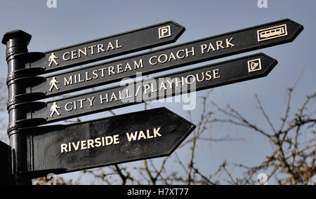 Wegweiser am Ufer des Flusses Avon in Salisbury. Stockfoto