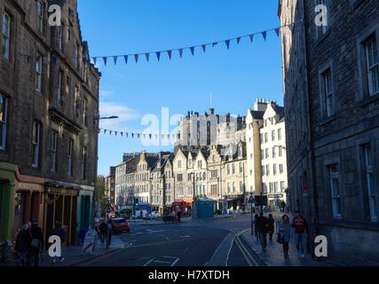 Ansicht des Edinburgh Castle von der Cowgate in Edinburghs Altstadt und Grassmarket. Stockfoto