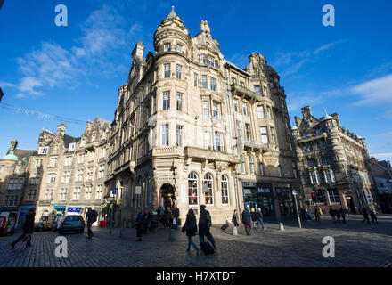 High Street/Royal Mile und Cockburn Street, Edinburgh, Schottland. Touristen überqueren Sie die Royal Mile an Cockburn Street Kreuzung. Stockfoto