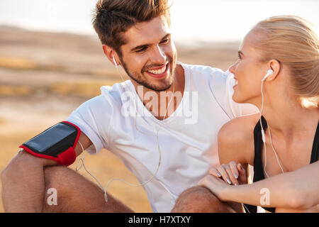 Lächelnd Fitness paar gemeinsam nach dem Joggen im Freien entspannen Stockfoto
