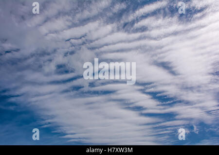 Cirrocumulus-Wolke im blauen Himmel und flauschigen Wolken schöne malerische tagsüber Stockfoto