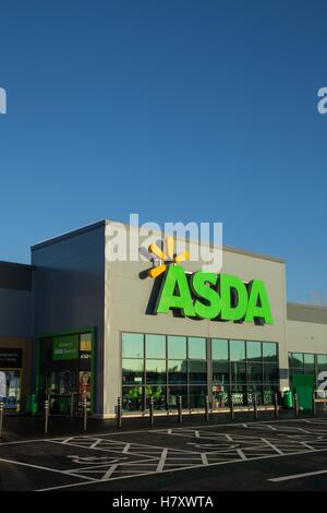 Außenansicht des Asda-Ladens in Barnstaple, Devon, Großbritannien, blauer Himmel Stockfoto