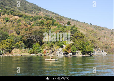 San Pedro la Laguna, Guatemala - 10. Februar 2014: Maya einheimischen Fischen auf seinem Kanu in San Pedro am Lake Atitlan, Guatemala Stockfoto