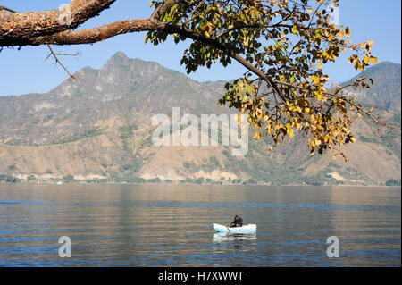 San Pedro la Laguna, Guatemala - 10. Februar 2014: Maya einheimischen Fischen auf seinem Kanu in San Pedro am Lake Atitlan, Guatemala Stockfoto