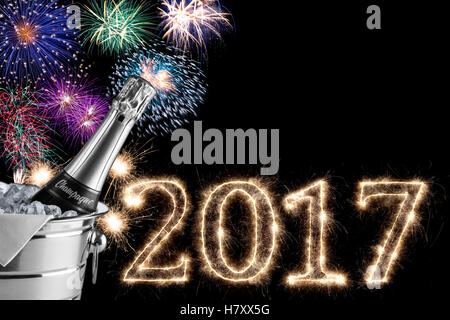 2017 buntes Feuerwerk Champagner Flasche und Kühler in den dunklen Nachthimmel mit funkelnden glühende Nummer Schriftart Schriftzug Stockfoto