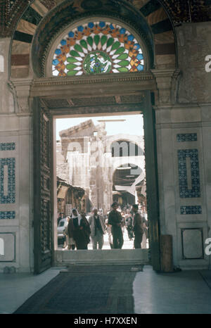 Besucher betreten die Umayyaden-Moschee in der syrischen Stadt Damaskus, Syrien April 1963. | Stockfoto